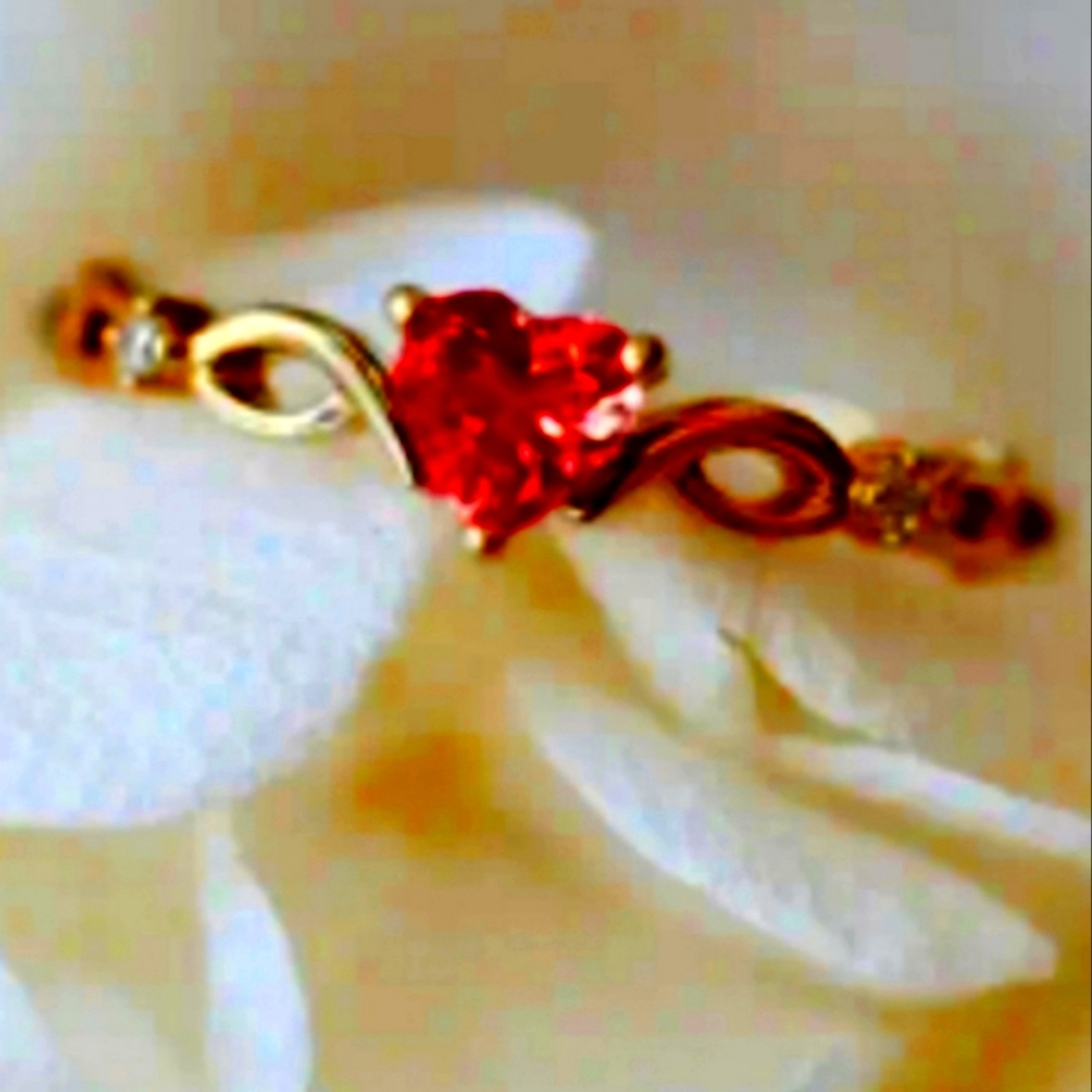 ❤️18k gp Ring with Red Cubic Zirconia Heart